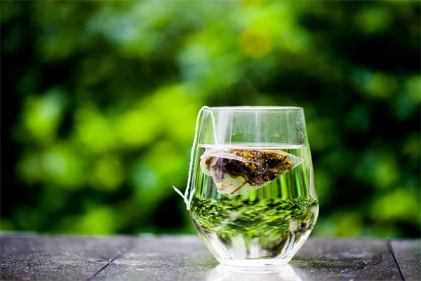 対称配置と非対称配置、植物のシンメトリーを成功させる年間ケア術